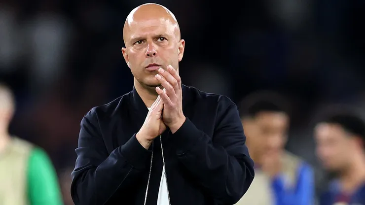 Arne Slot vai contra os torcedores e nega mudança no modelo de contratações do Liverpool. (Foto: Justin Setterfield/Getty Images)
