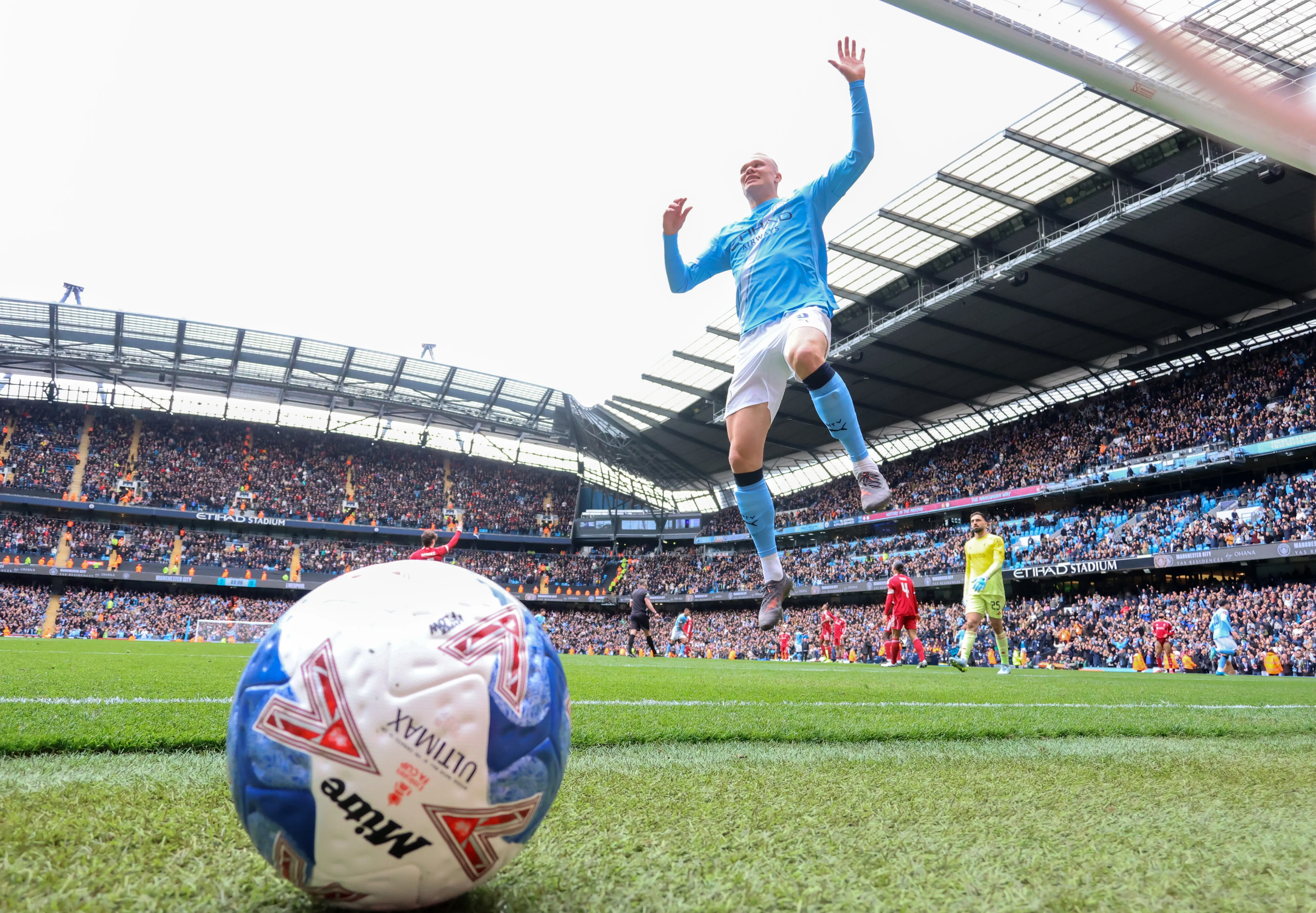 Haaland comemora gol contra o Liverpool. Foto: Carl Recine/Getty Images