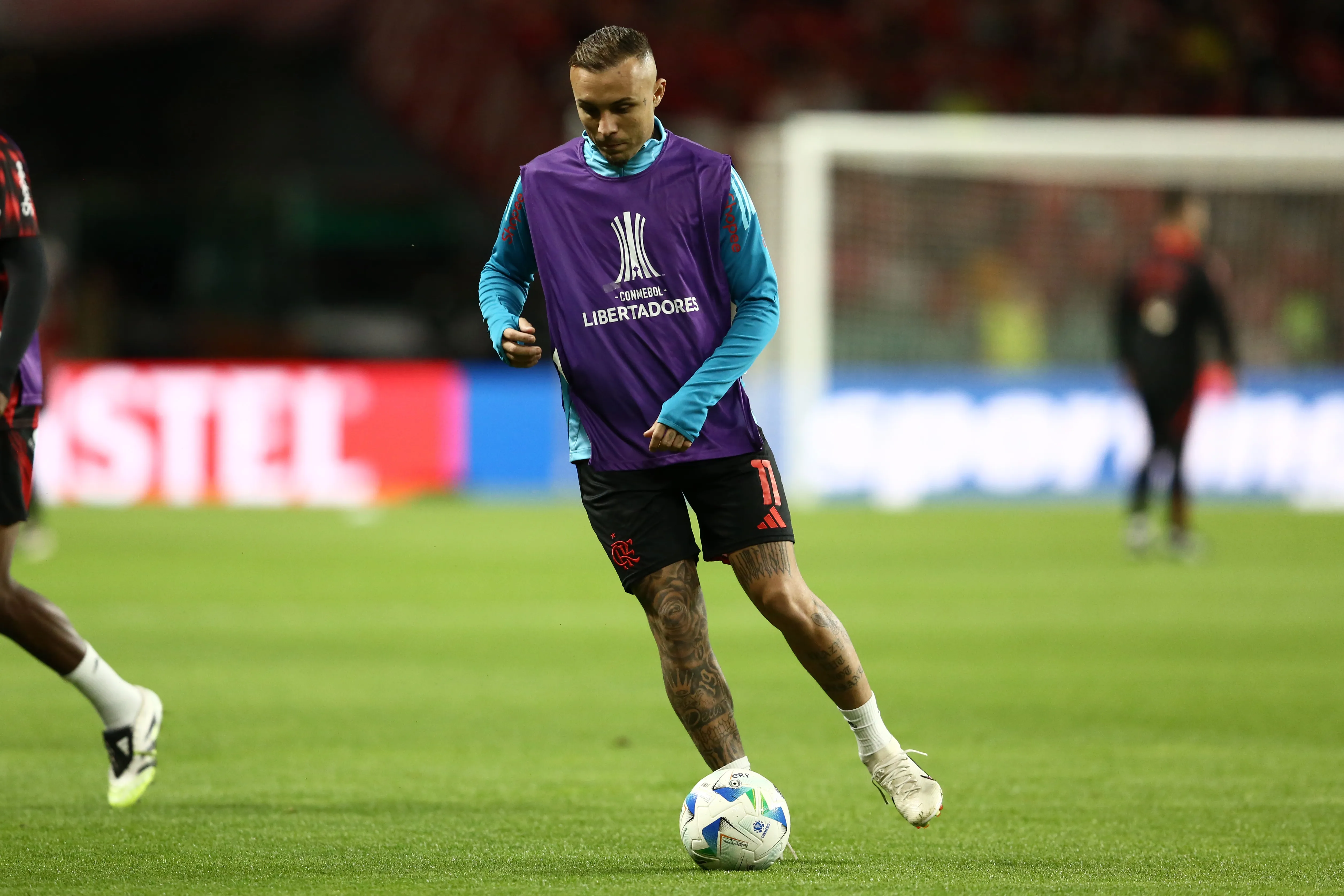 Everton Cebolinha durante um aquecimento pelo Flamengo. Foto: Pedro H. Tesch/Getty Images