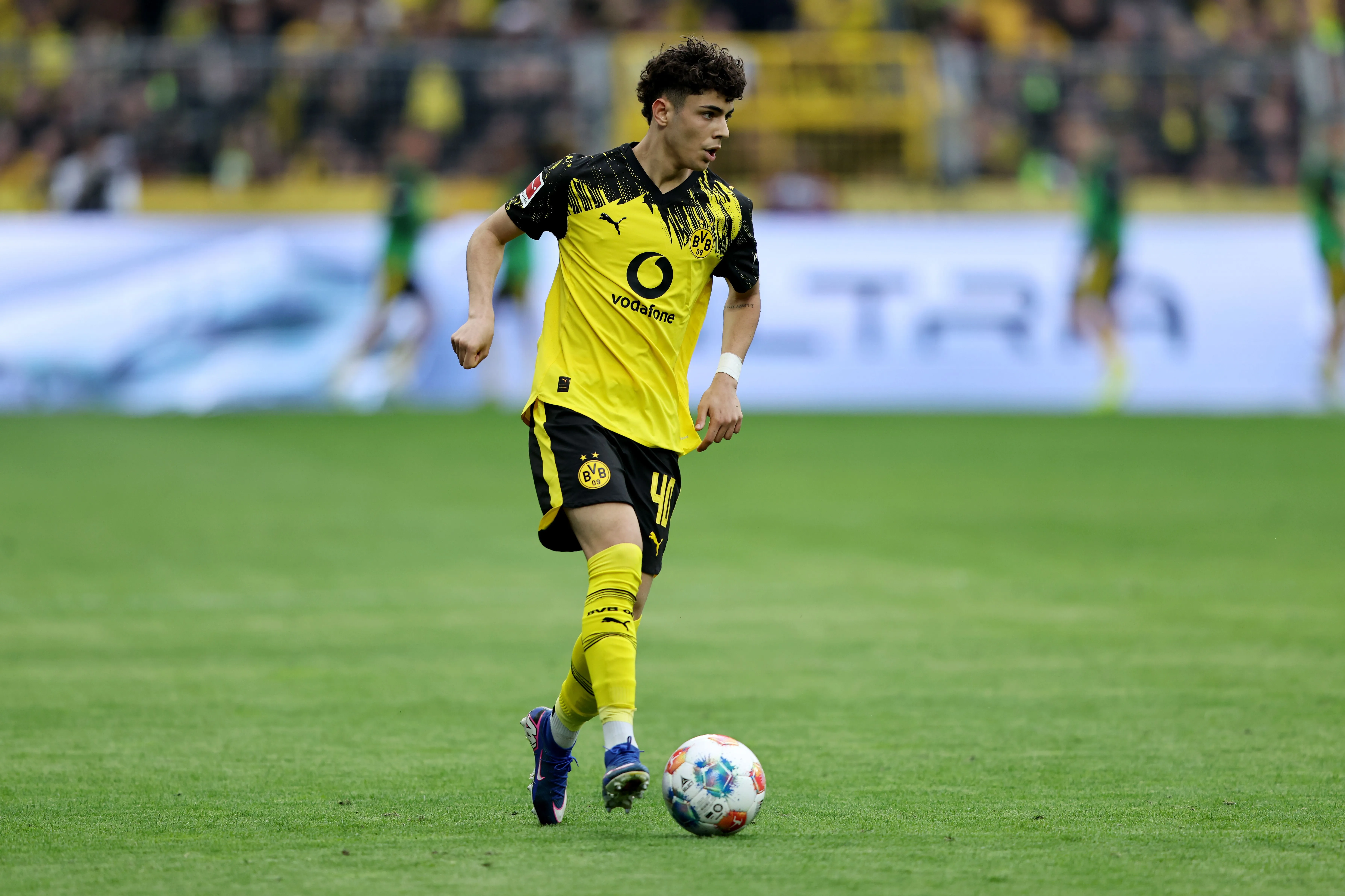 Samuele Inácio em campo pelo Borussia Dortmund (Photo by Christof Koepsel/Getty Images)