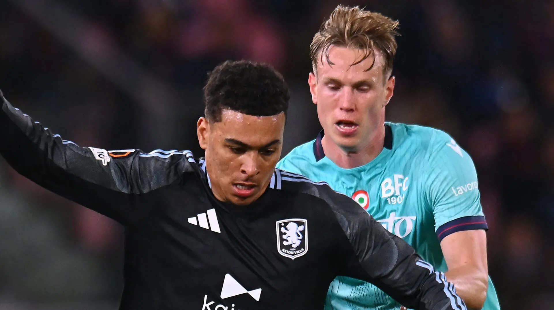 Morgan Rogers, alvo do PSG, é desafiado por Torbjorn Heggem, do Bologna, durante a partida de Ida das Quartas de Final da UEFA Europa League 202526 entre Bologna FC 1909 e Aston Villa FC no Stadio Renato Dall'Ara, em 09 de abril de 2026, em Bolonha, Itália. (Foto por Alessandro SabattiniGetty Images)