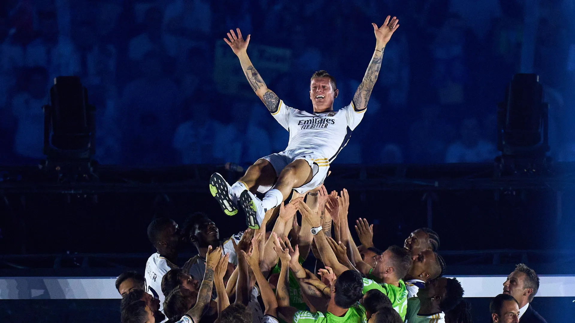 Toni Kroos sendo carregado pelos jogadores do Real Madrid