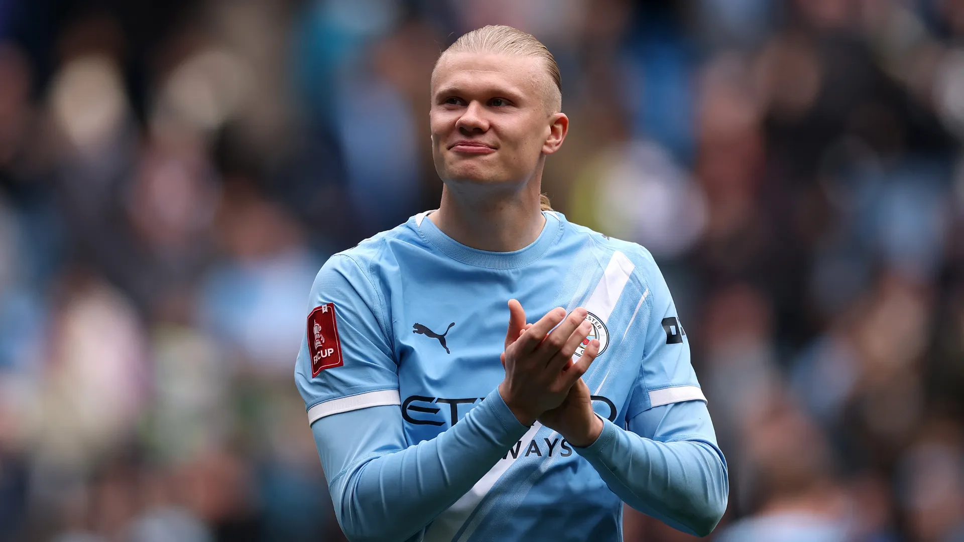 Erling Haaland bate palma em jogo do City