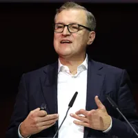 CEO do Bayern não descarta virada do Real Madrid: “Têm Mbappé e Vini Jr”