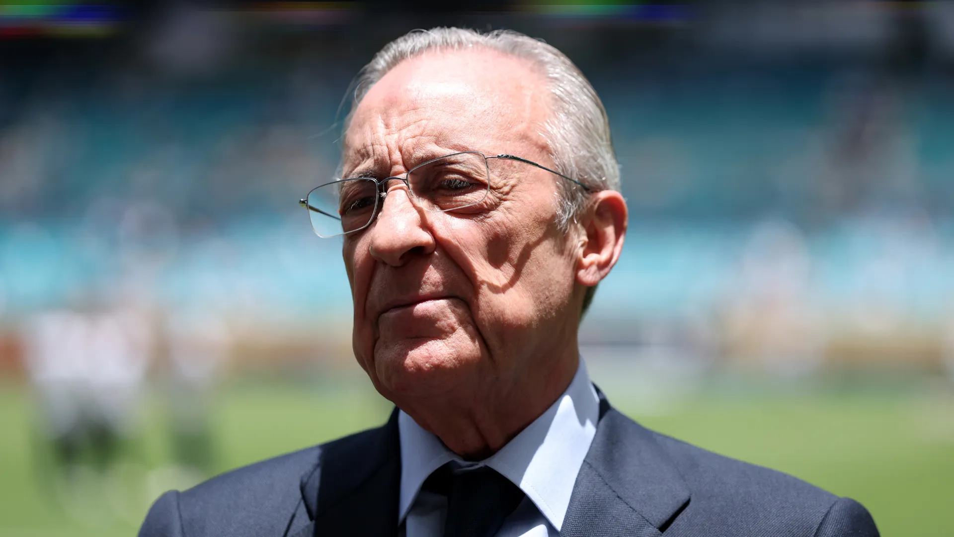 Florentino Pérez, de terno, antes de jogo