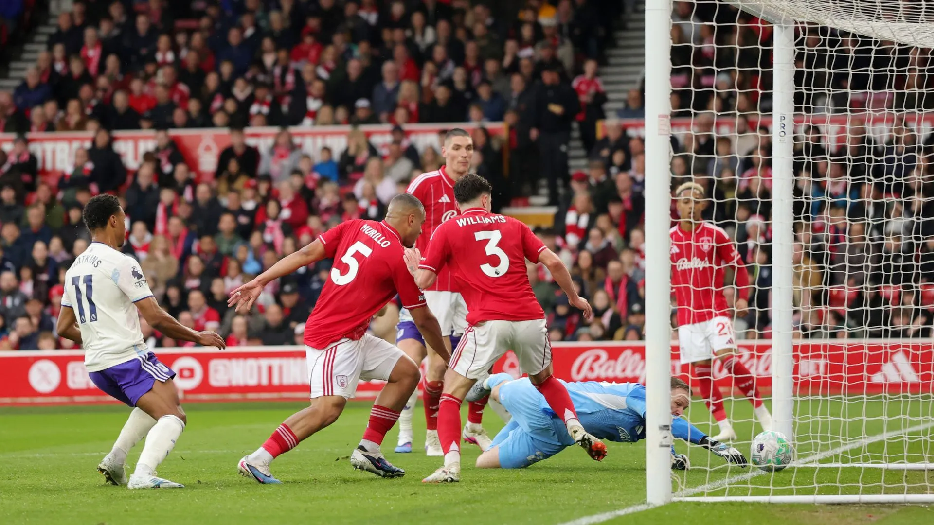 Momento do gol contra de Murillo (foto: Kate McShane/Getty Images)