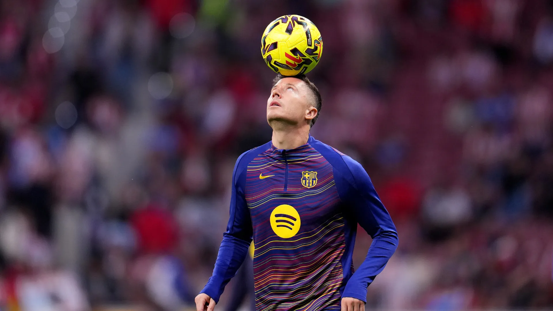 Lewandowski com a bola na cabeça durante jogo do Barcelona