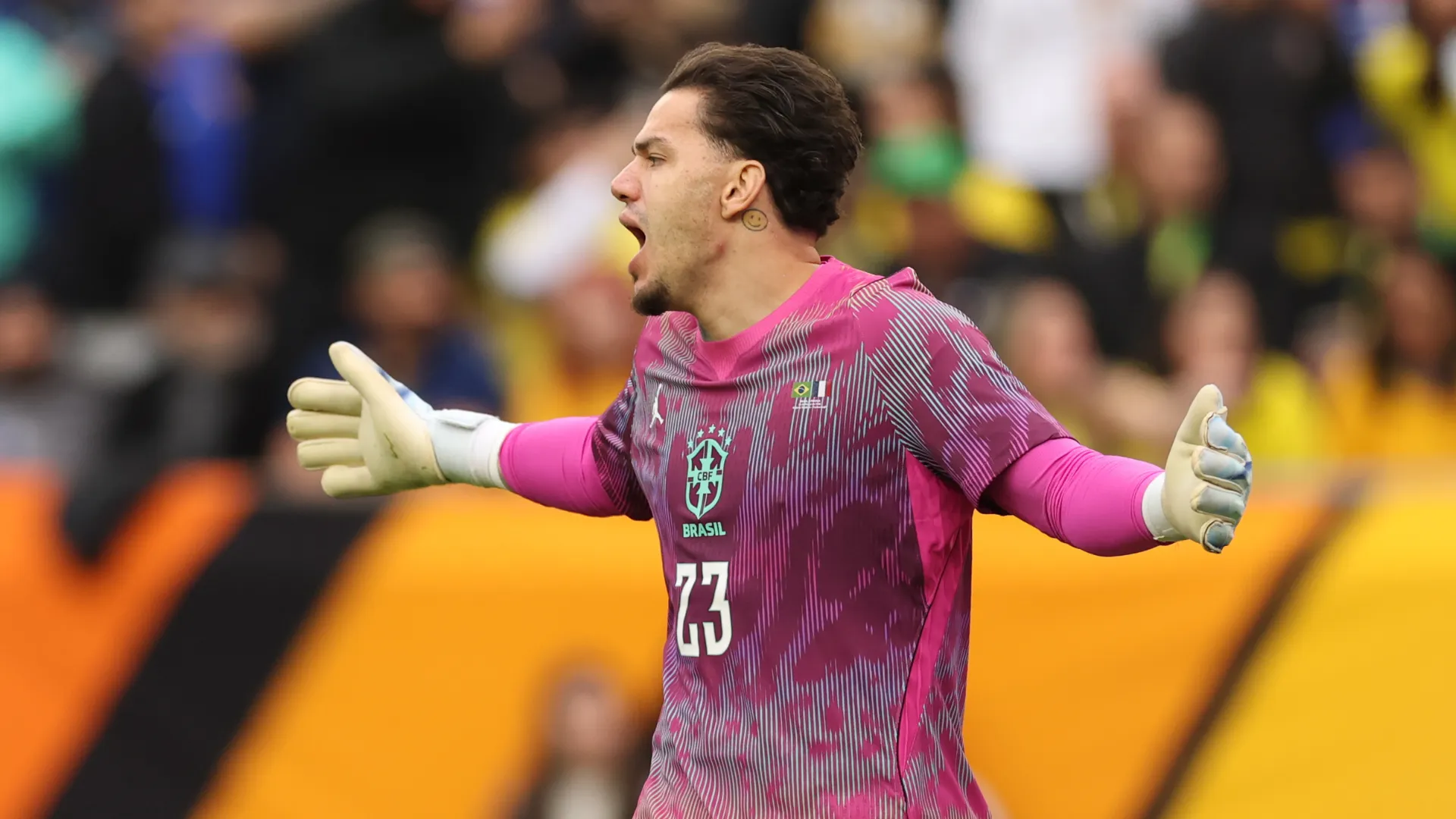 Goleiro Ederson reclama em jogo da Seleção