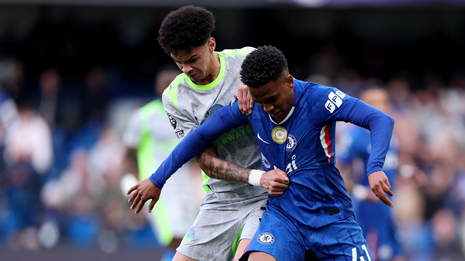 Estêvão em jogo contra o Manchester City