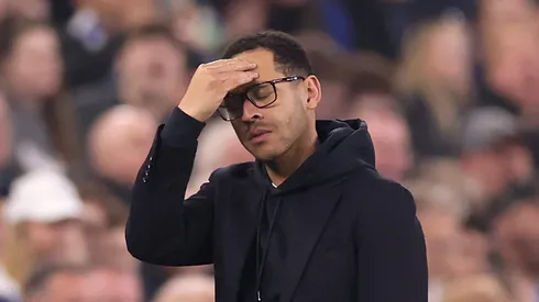 Rosenior explica derrota do Chelsea para o City citando Guardiola e Klopp. (Photo by Carl Recine/Getty Images)