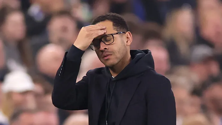 Rosenior explica derrota do Chelsea para o City citando Guardiola e Klopp. (Photo by Carl Recine/Getty Images)