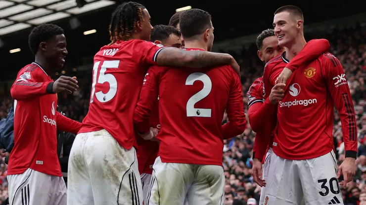 Jogadores do United comemoram o gol de Šeško contra o Aston Villa.