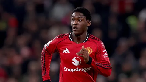 Manchester United se aproxima da renovação de Mainoo, afirma Carrick. (Photo by Carl Recine/Getty Images)