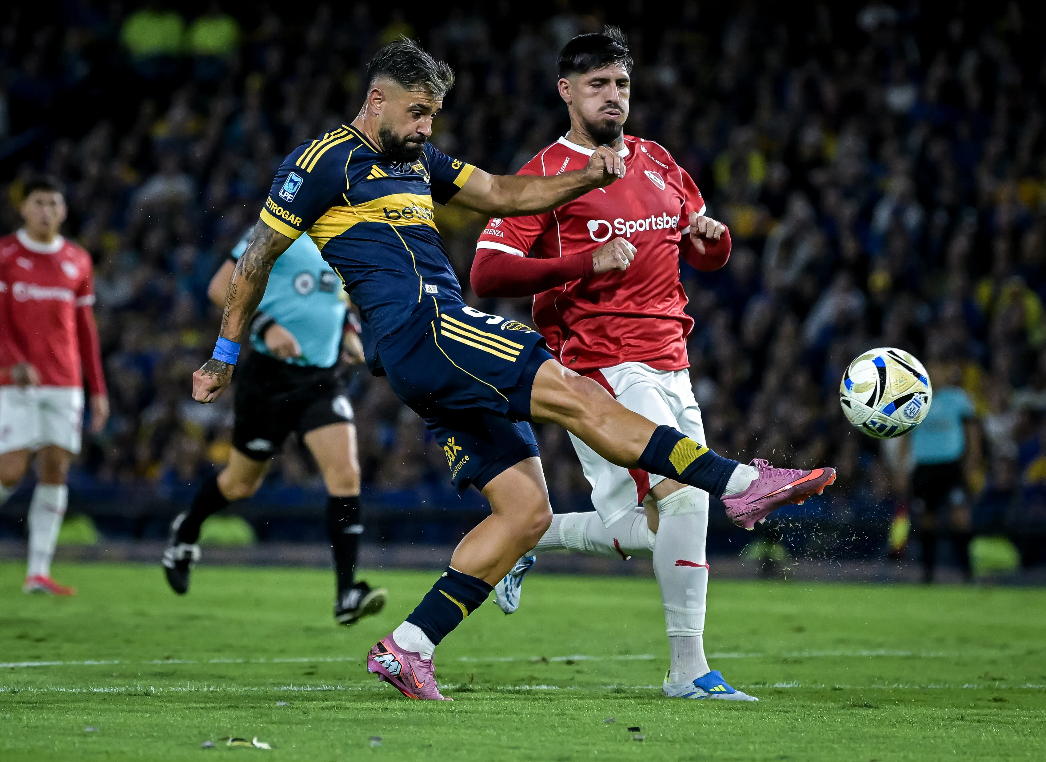 Giménez, do Boca, finaliza a bola ao gol do Independienet. (Photo by Marcelo Endelli/Getty Images)