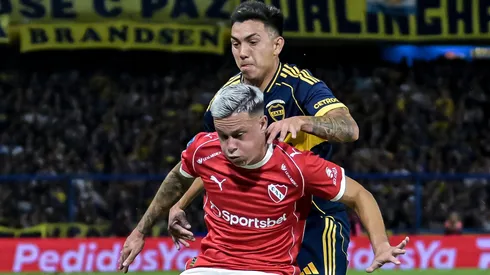 Matias Abaldo e Alan Velasco disputam posse de bola. (Photo by Marcelo Endelli/Getty Images)