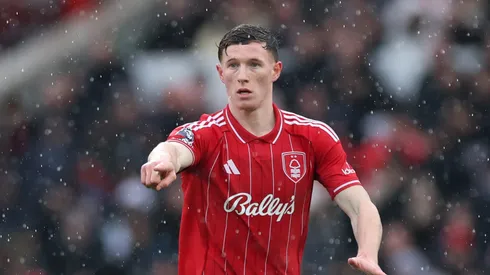 Elliot Anderson vira o grande alvo do Manchester United para superar rival City e reforçar o meio de campo. (Foto de Carl Recine/Getty Images)