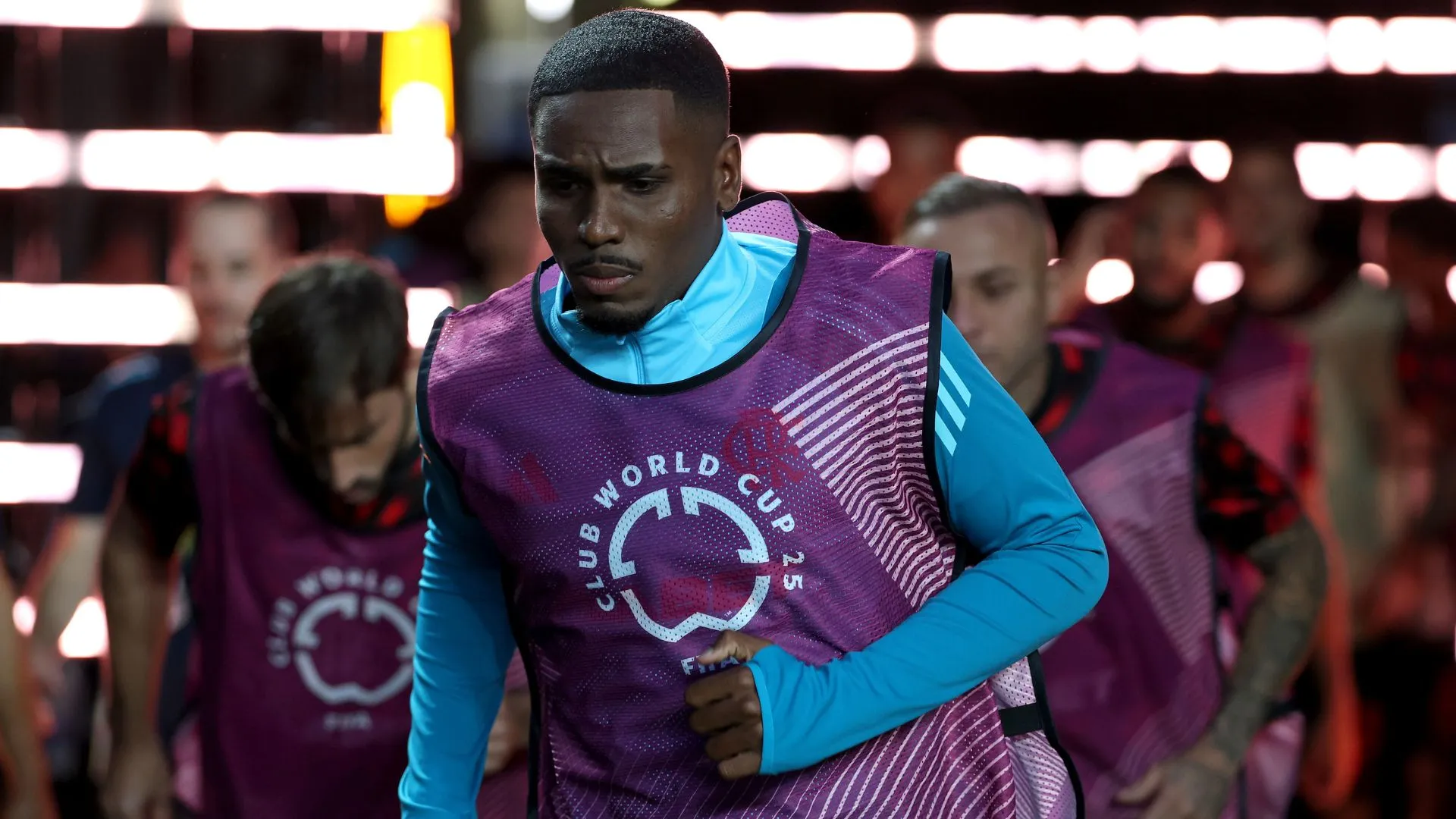 Evertton Araújo em jogo do Flamengo (foto: Al Bello/Getty Images)