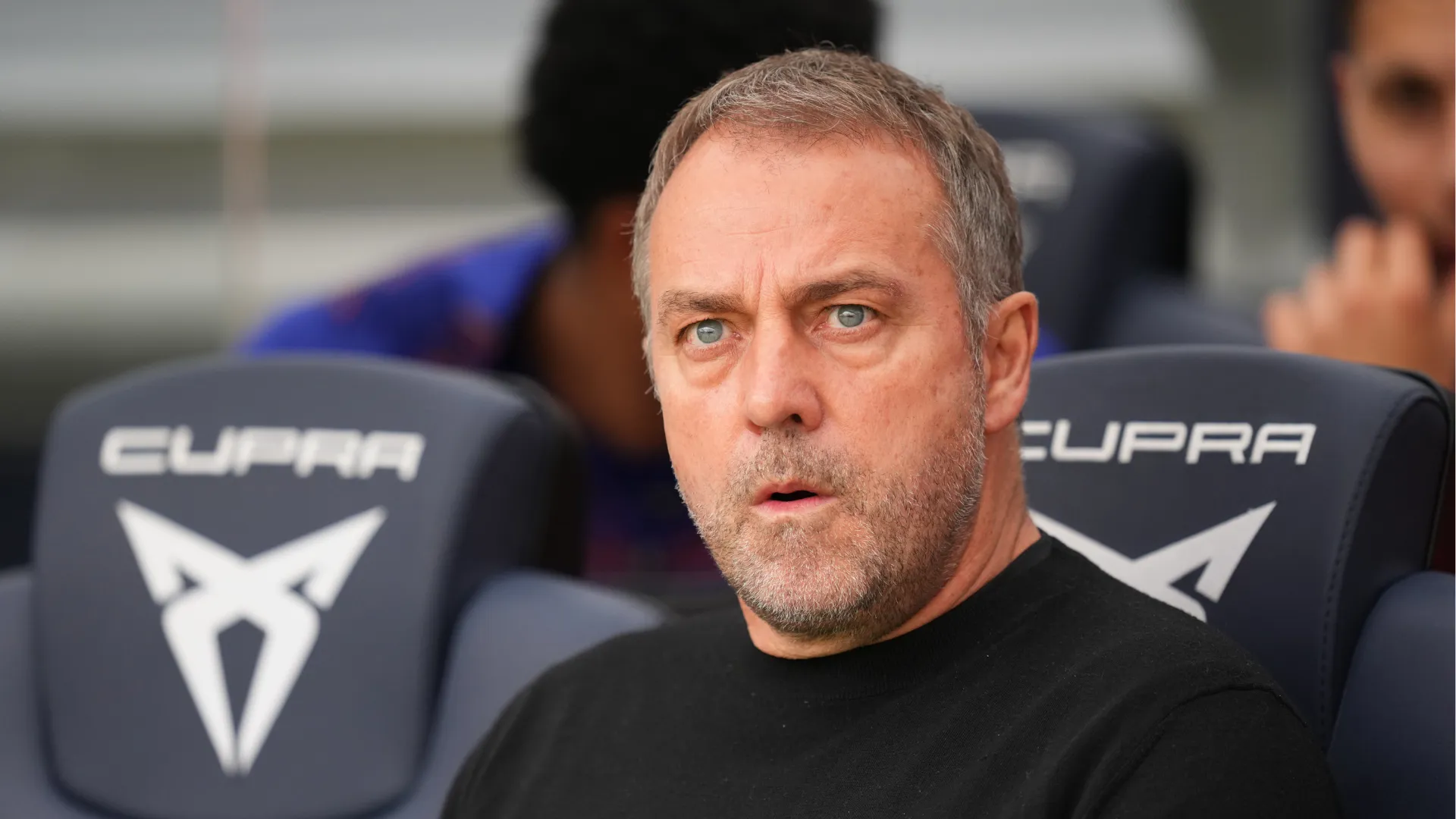 Hansi Flick treinador do Barcelona sentado no banco