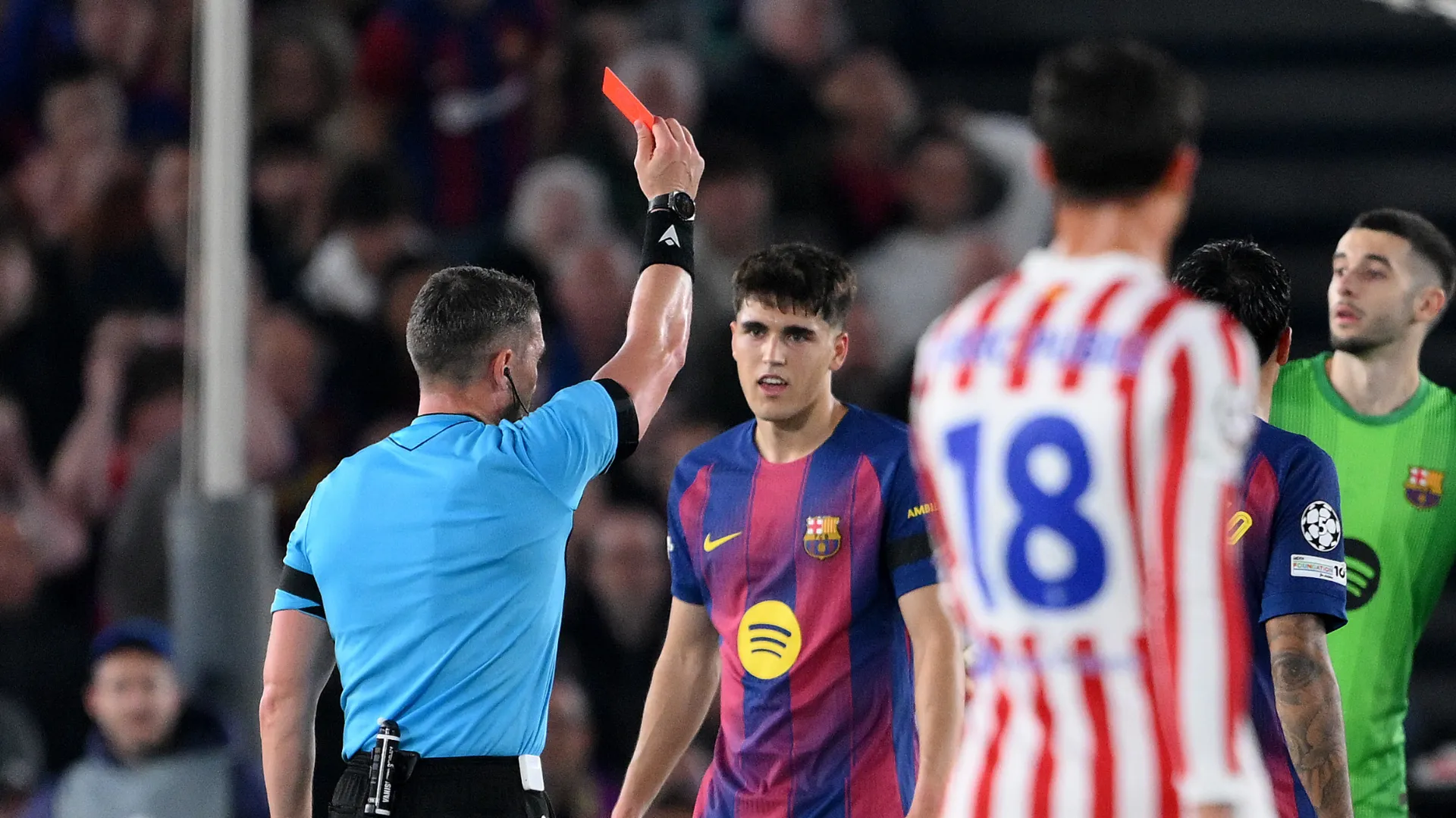 Pau Cubarsí recebe cartão vermelho