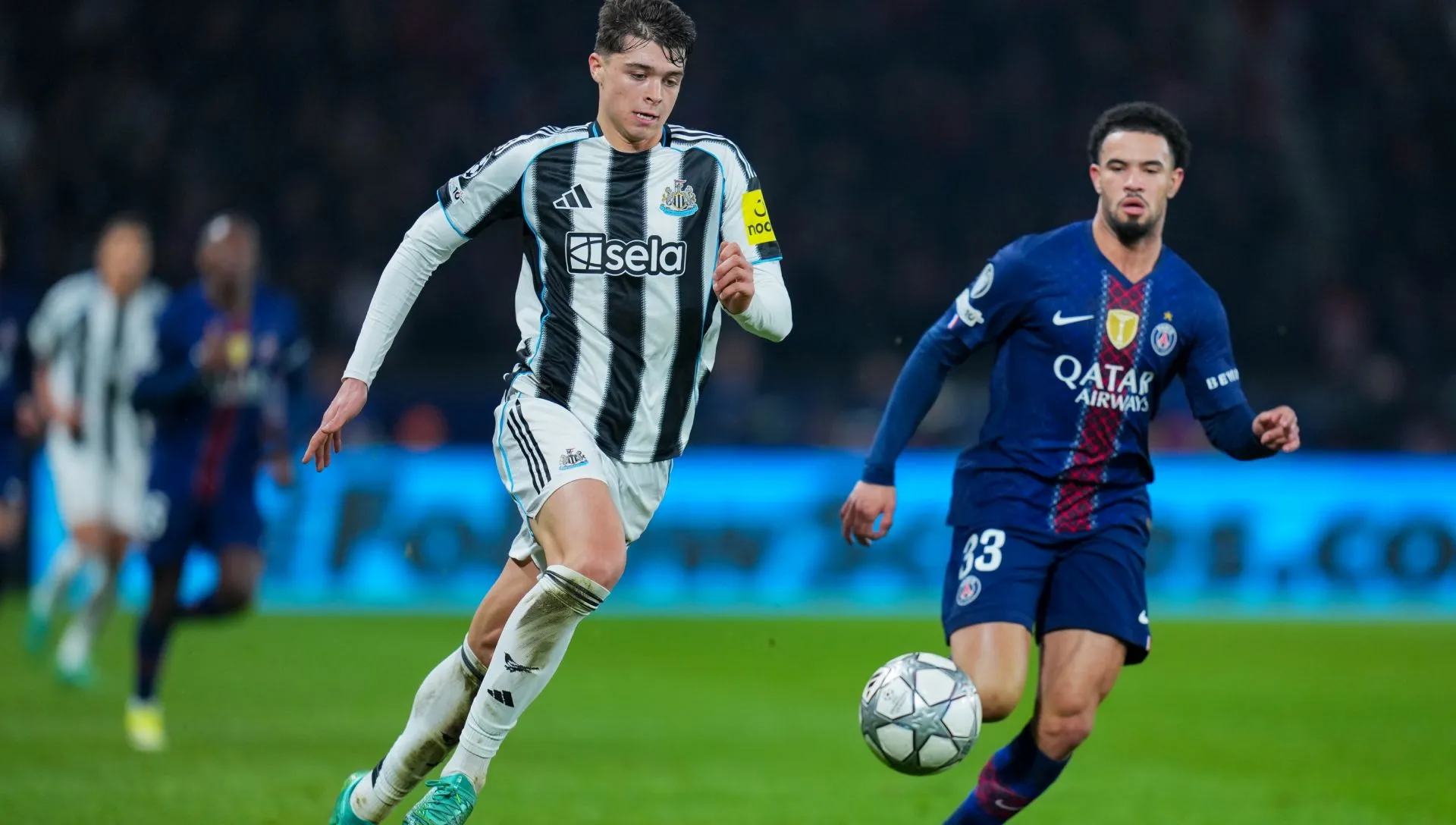 Lewis Miley corre com a bola sob pressão do PSG, durante partida Champions League. Foto: Franco Arland/Getty Images