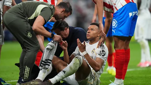 Kylian Mbappé recebe atendimento. (Foto: Angel Martinez/Getty Images)