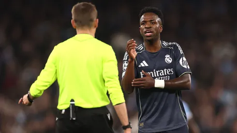 Vinicius Júnior gesticulando com a arbitragem em jogo do Real Madrid pela Champions League