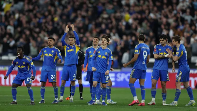Jogadores do Leeds reagem na disputa de pênaltis durante as quartas da Emirates FA Cup. Foto: Steve Bardens/Getty Images