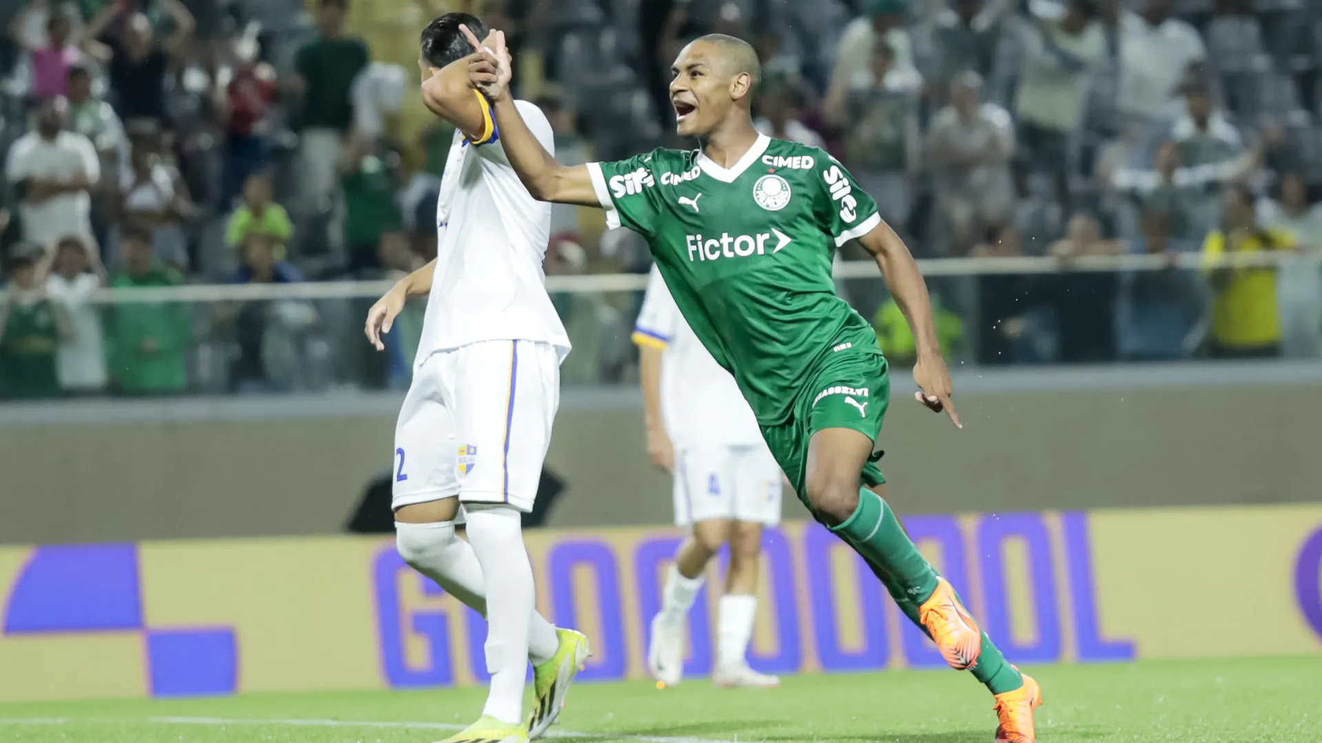 Eduardo Conceição comemora gol com a camisa do Palmeiras