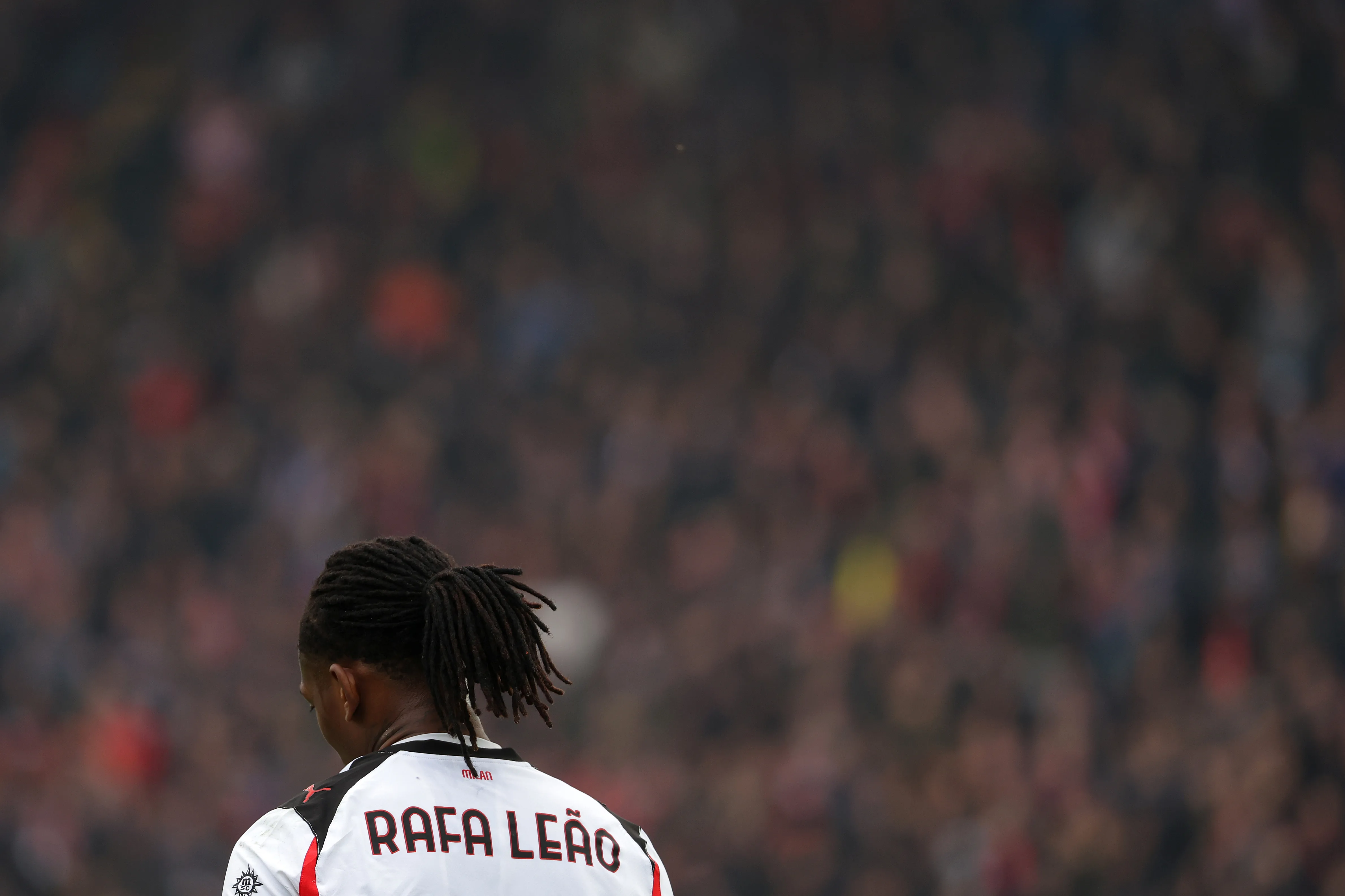 Leão em jogo do Milan. Foto: Francesco Scaccianoce/Getty Images