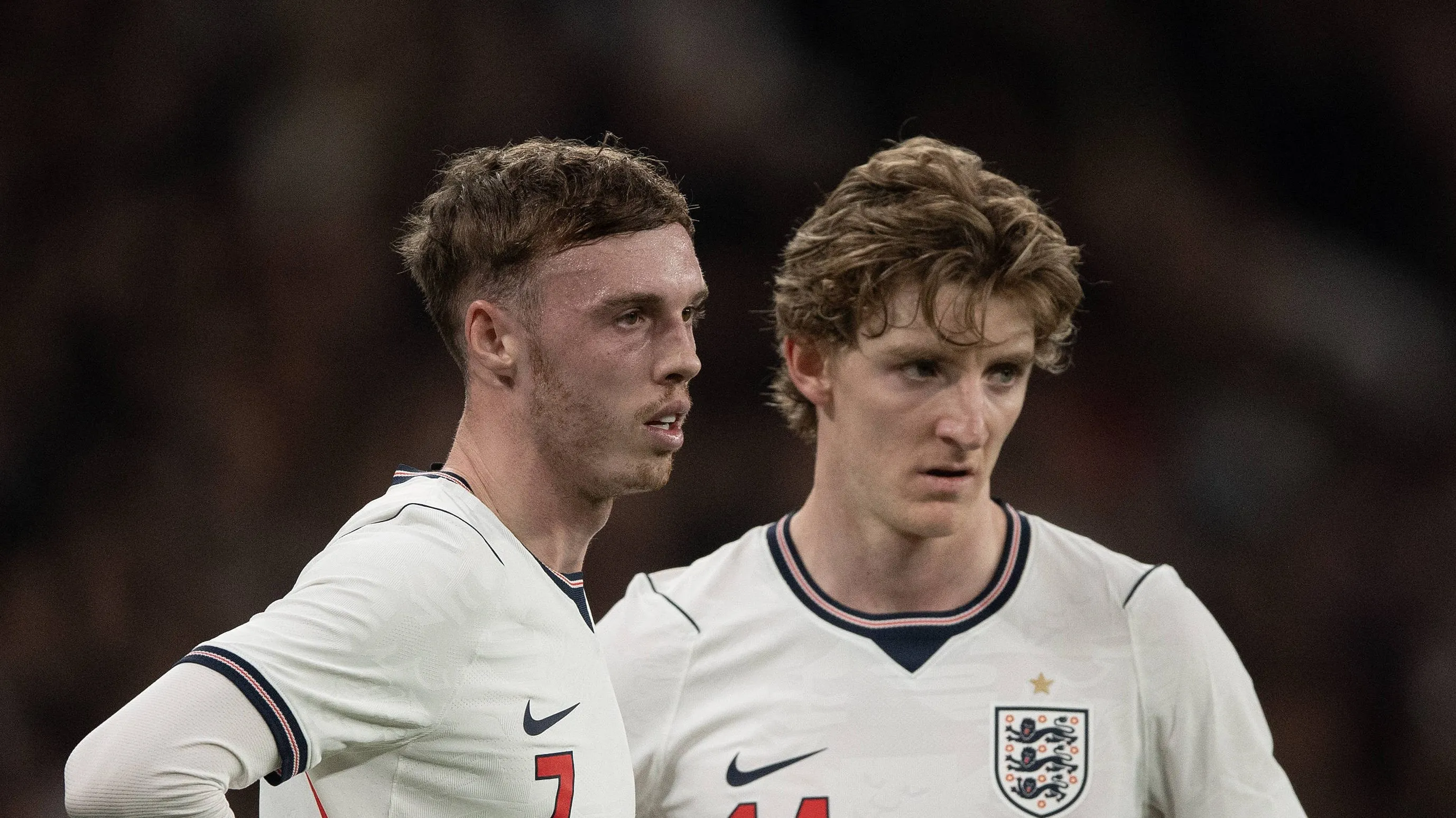 Gordon ao lado de Cole Palmer com a camisa branca da seleção da Inglaterra