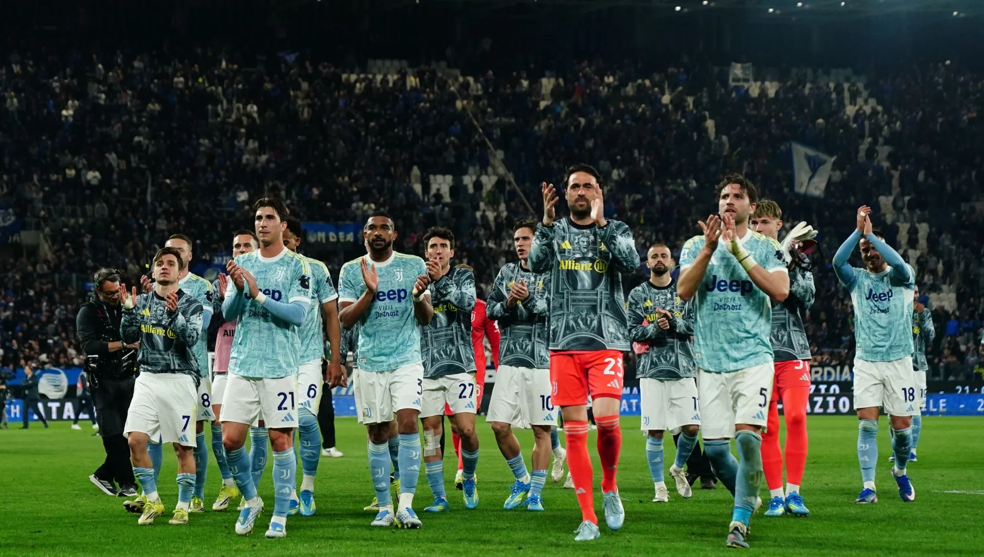 Jogadores da Juventus aplaudem torcedores após partida da Série A. Foto: Pier Marco Tacca/Getty Images