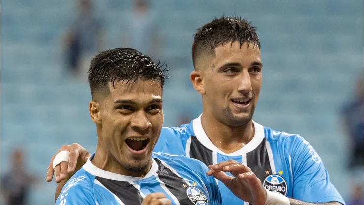 Arezo (E): atacante está emprestado ao Peñarol - Foto: Liamara Polli/AGIF