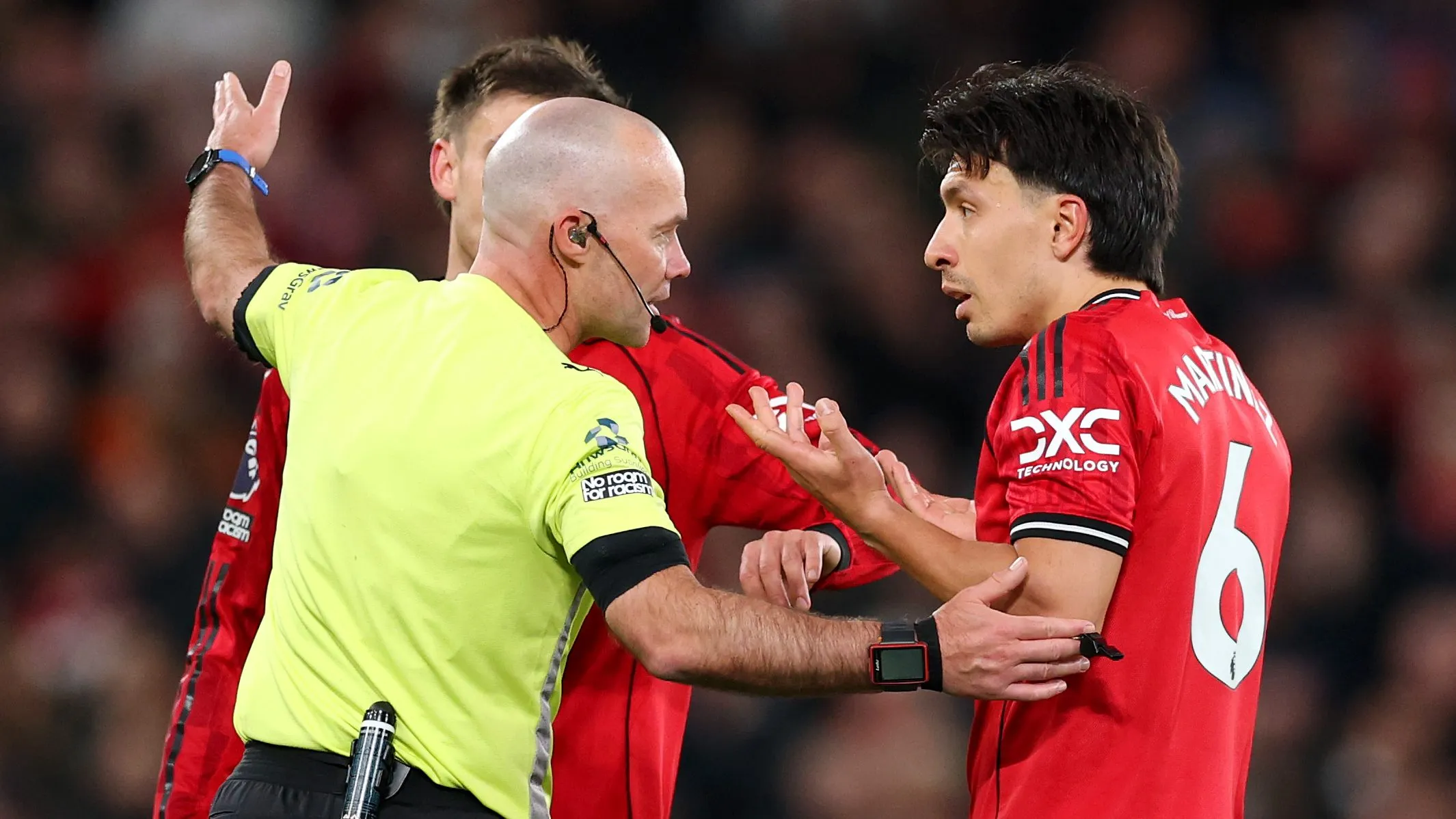 Lisandro Martínez sendo expulso em jogo do Manchester United. Foto: Michael Regan/Getty Images