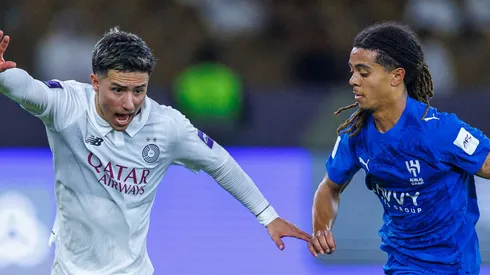 Agustin Soria e Saimon Bouabre disputam bola em Al-Hilal x Al-Sadd (Photo by Abdullah Ahmed/Getty Images)