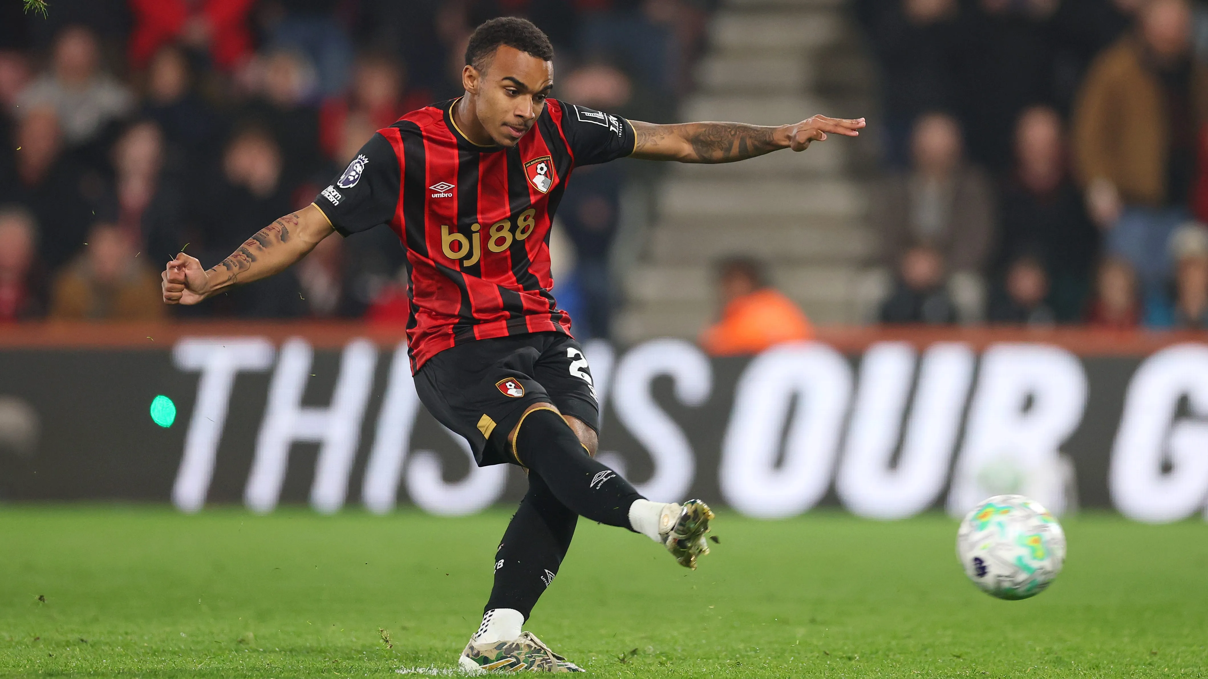 Kroupi, alvo do Liverpool, em jogo do Bournemouth. Foto: Warren Little/Getty Images