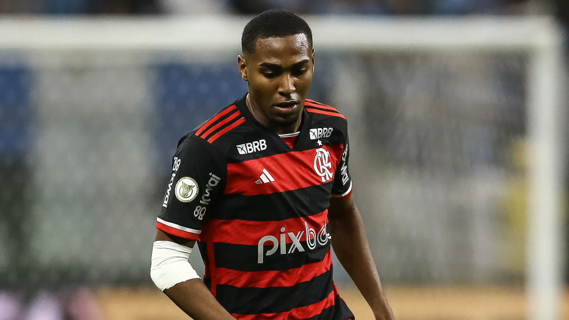Lorran corre em jogo do Flamengo