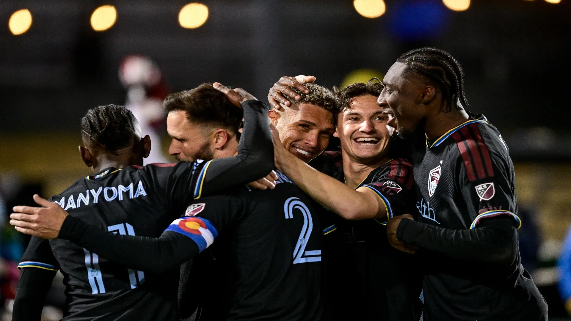 Companheiros comemoram gol de Navarro – Dustin Bradford/Getty Images