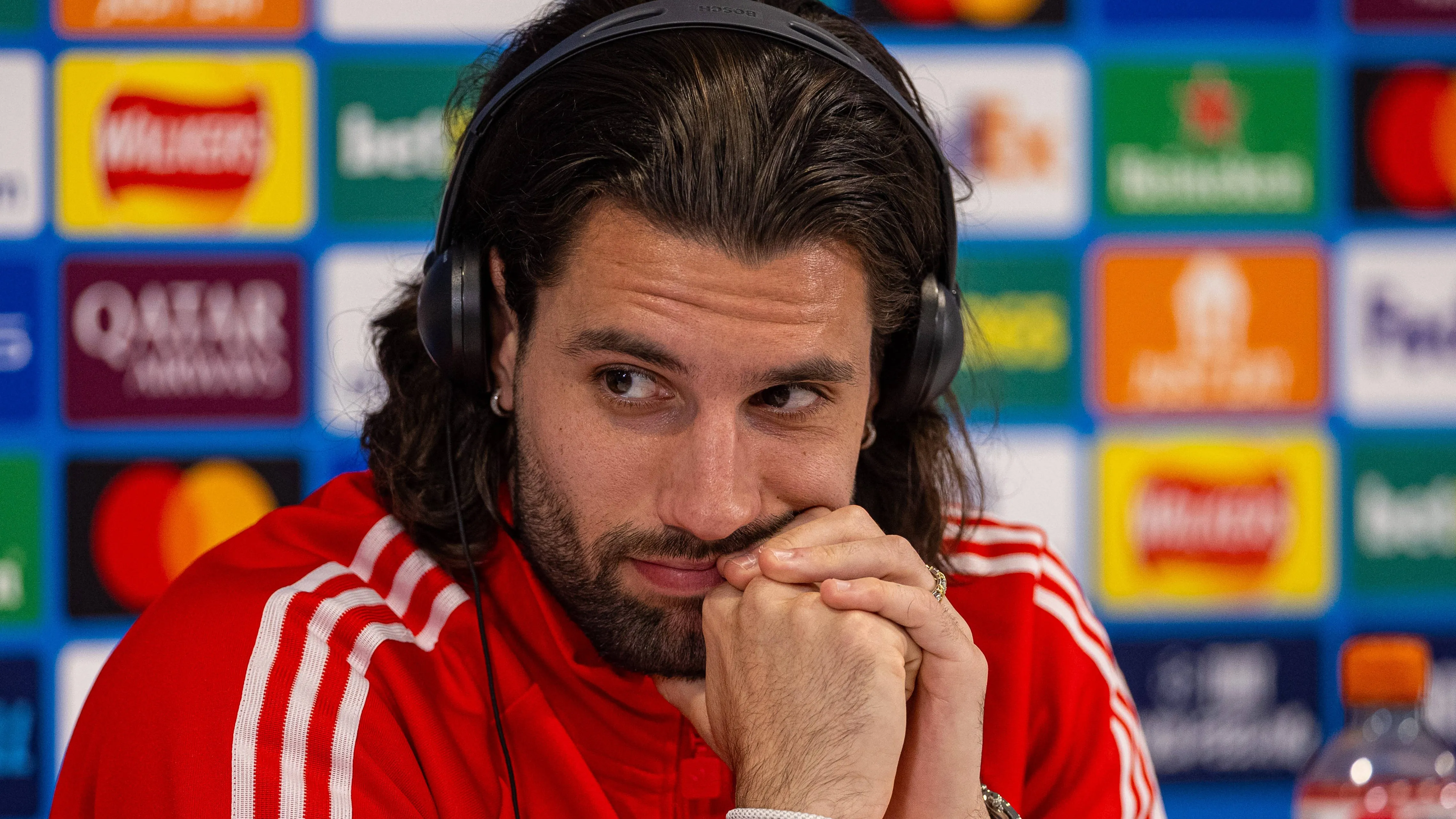 Dominik Szoboszlai, sentado na entrevista coletiva