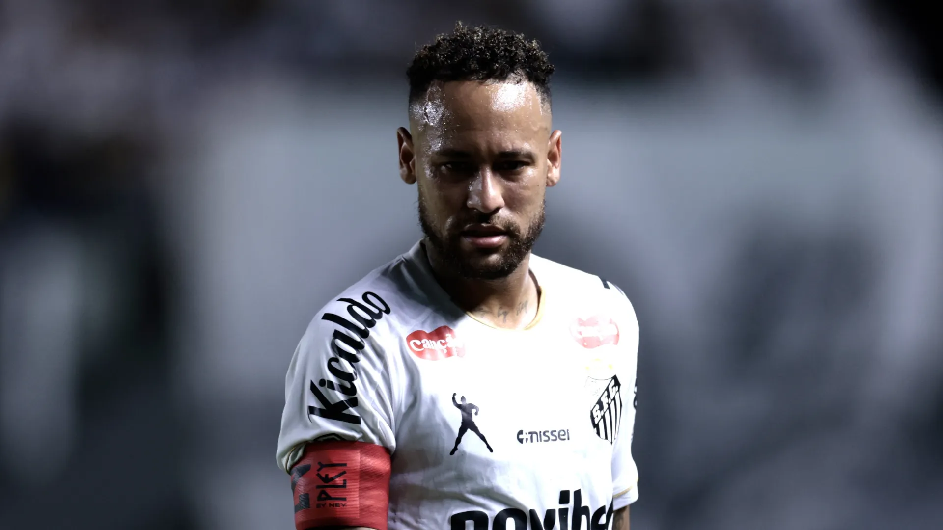 Neymar durante jogo como capitão do Santos