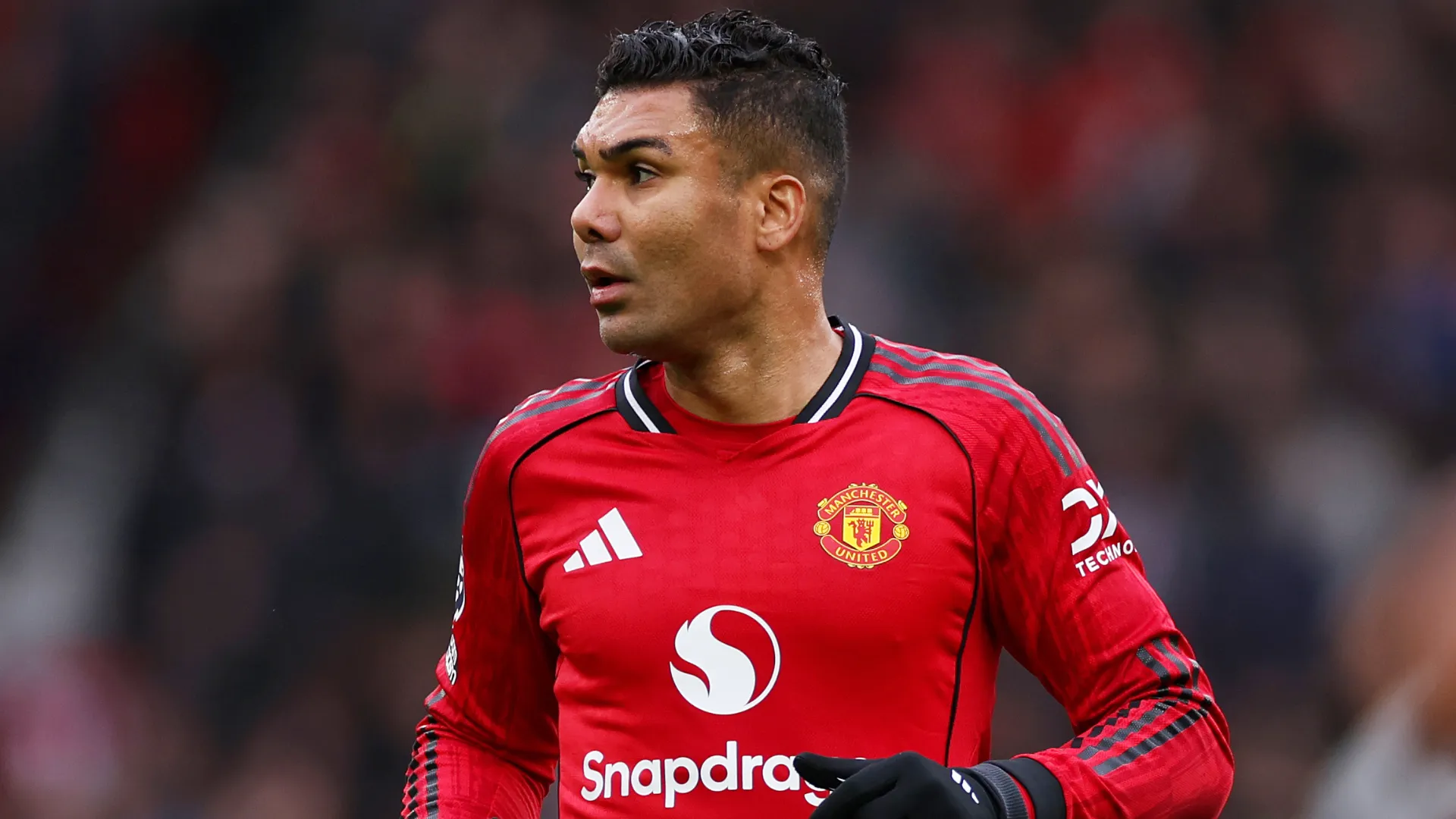 Casemiro aparece olhando para o centro durante um jogo pelo Manchester United
