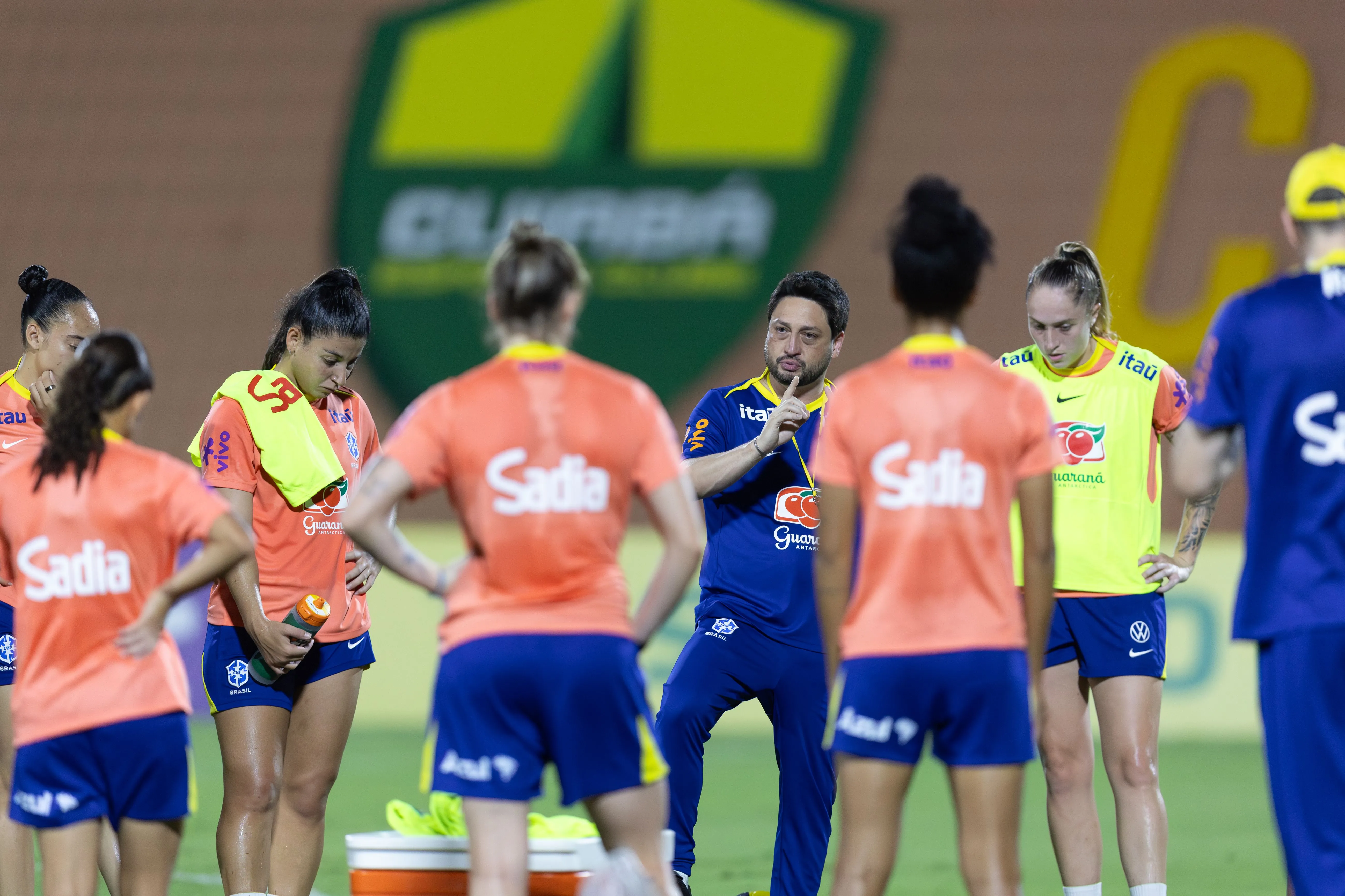 Arthur Elias comandando o treino da Seleção Feminina - Foto: Lívia Villas Boas/CBF