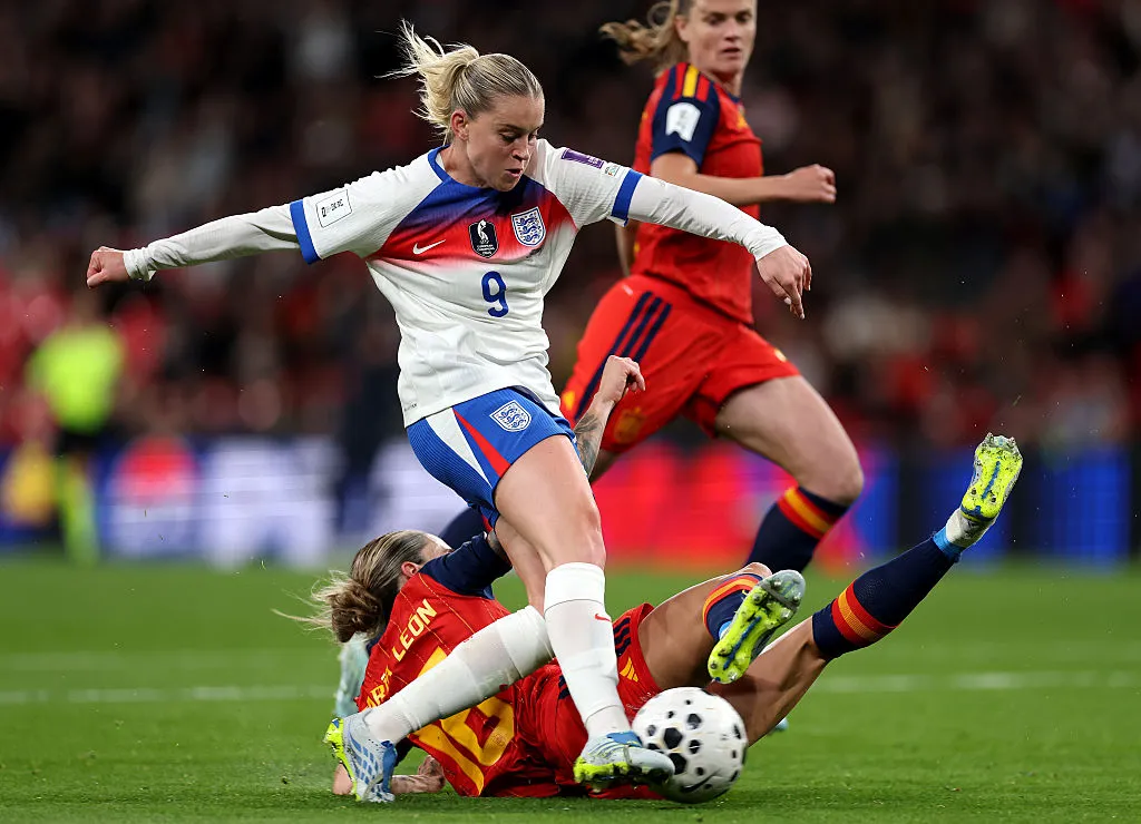 Jogadoras de Espanha e Inglaterra brigam pela bola - Foto: Richard Heathcote/Getty Images