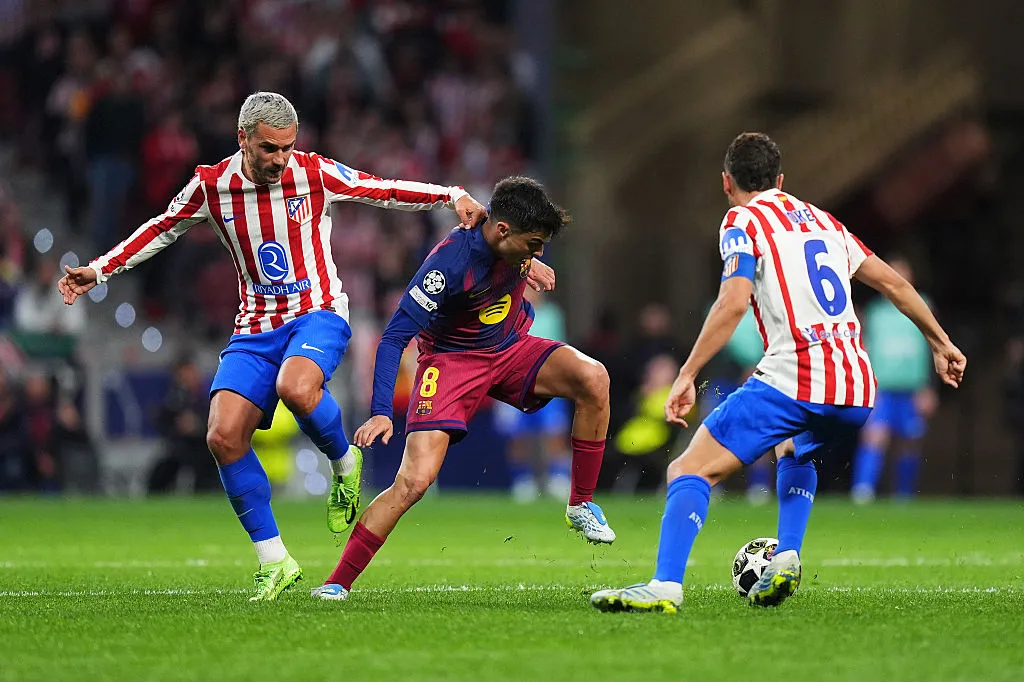 Pedri e Antonie Griezmann em disputa de bola. (Photo by Angel Martinez/Getty Images)
