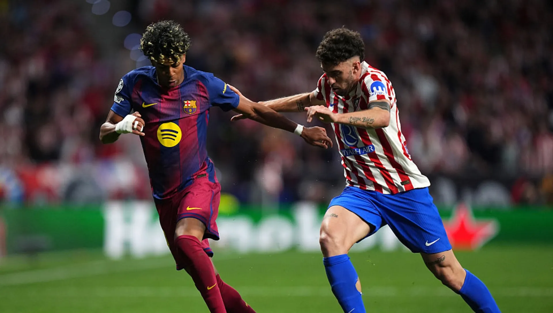 Pedri em partida contra o Atlético de Madrid