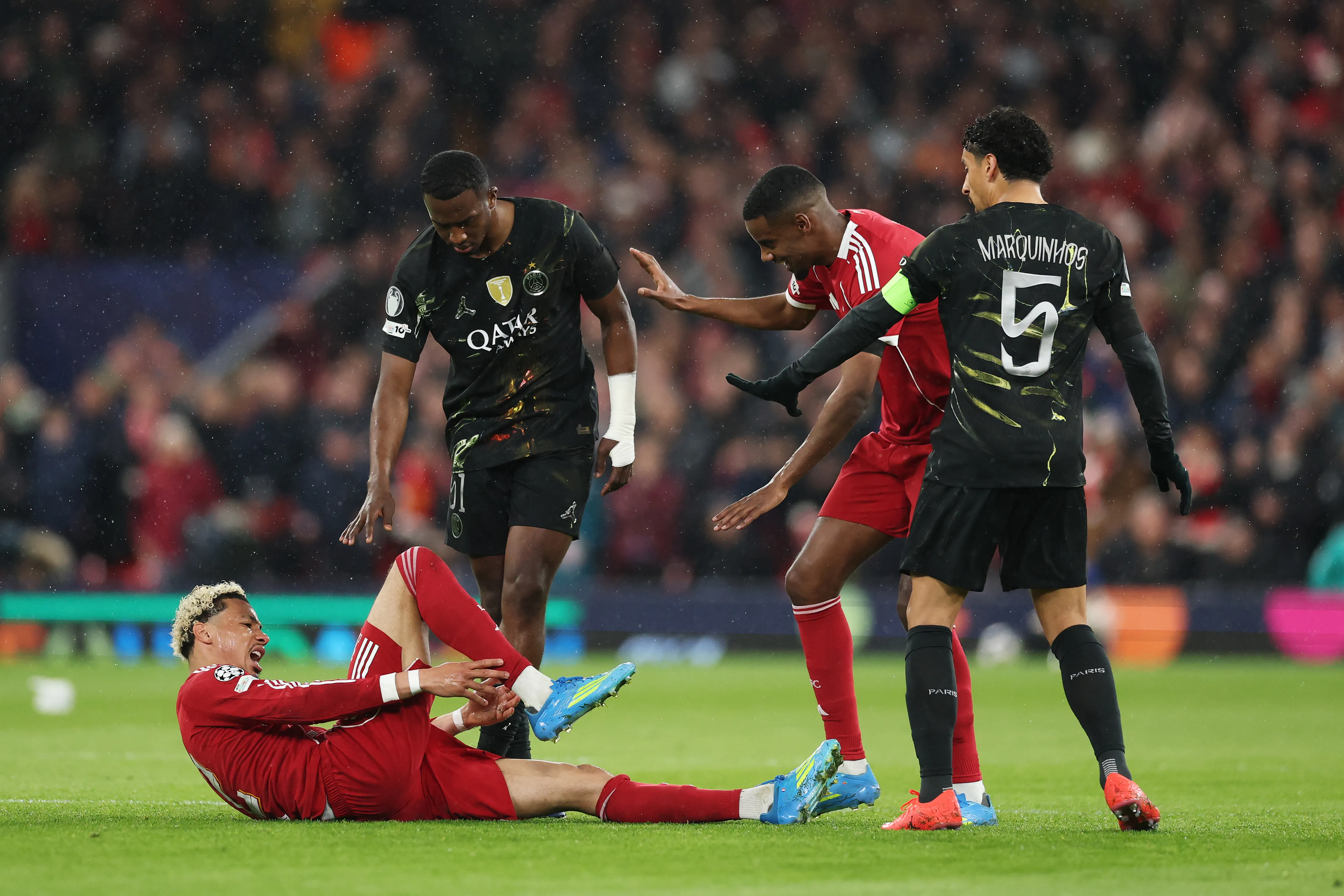 Hugo Ekitiké lesionado em campo. (Photo by Michael Steele/Getty Images)