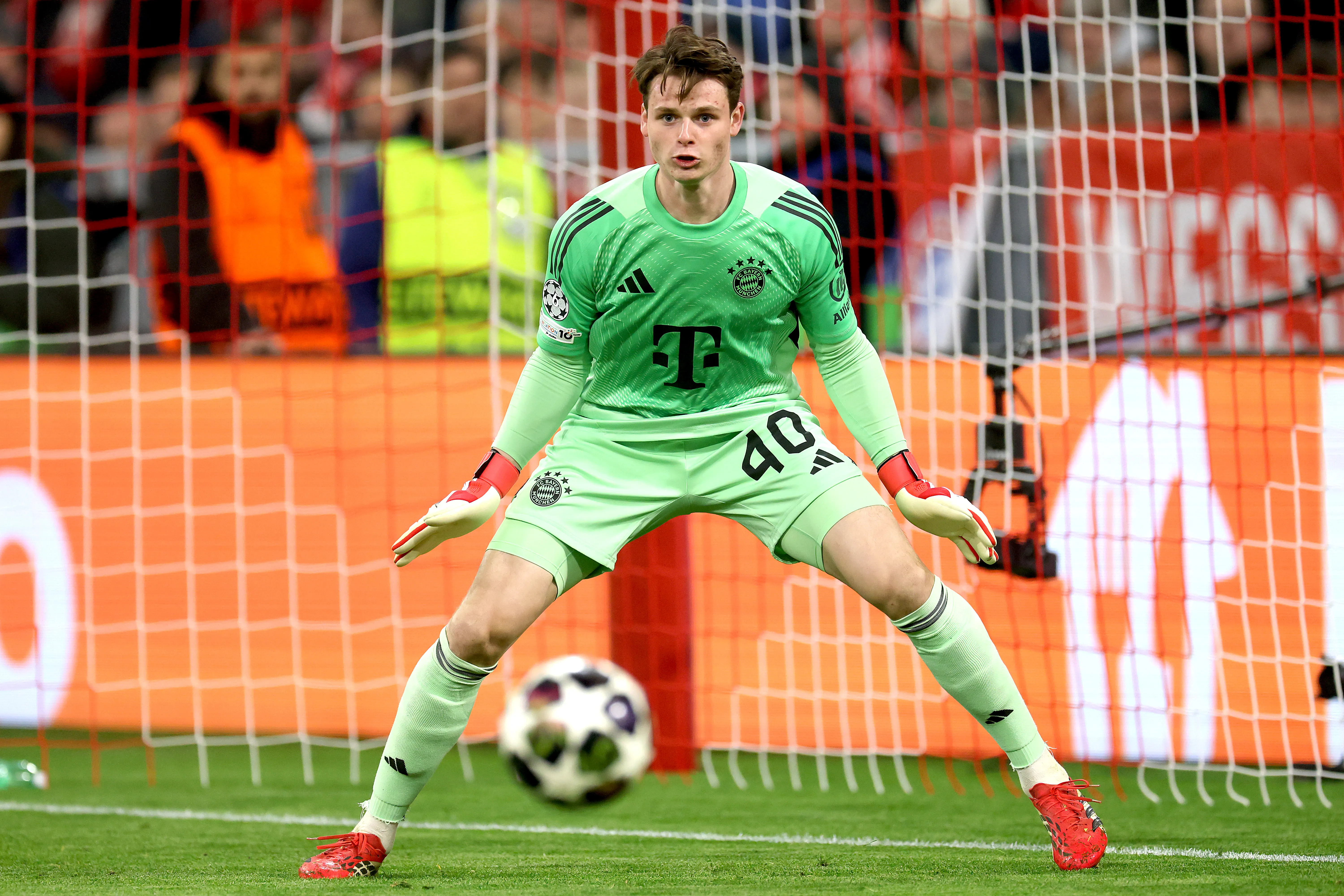 Jonas Urbig em ação pelo Bayern de Munique. (Foto: Alexander Hassenstein/Getty Images)