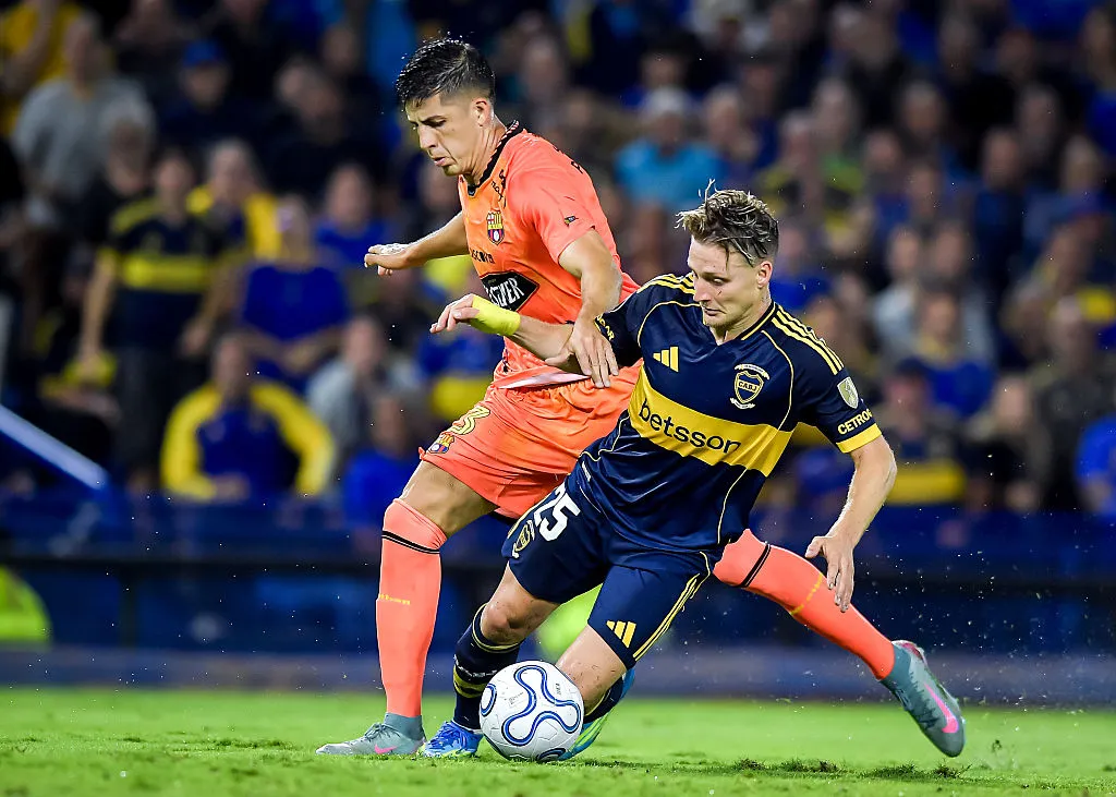 Ascacíbar em disputa de bola com Luca Sosa. (Photo by Marcelo Endelli/Getty Images)