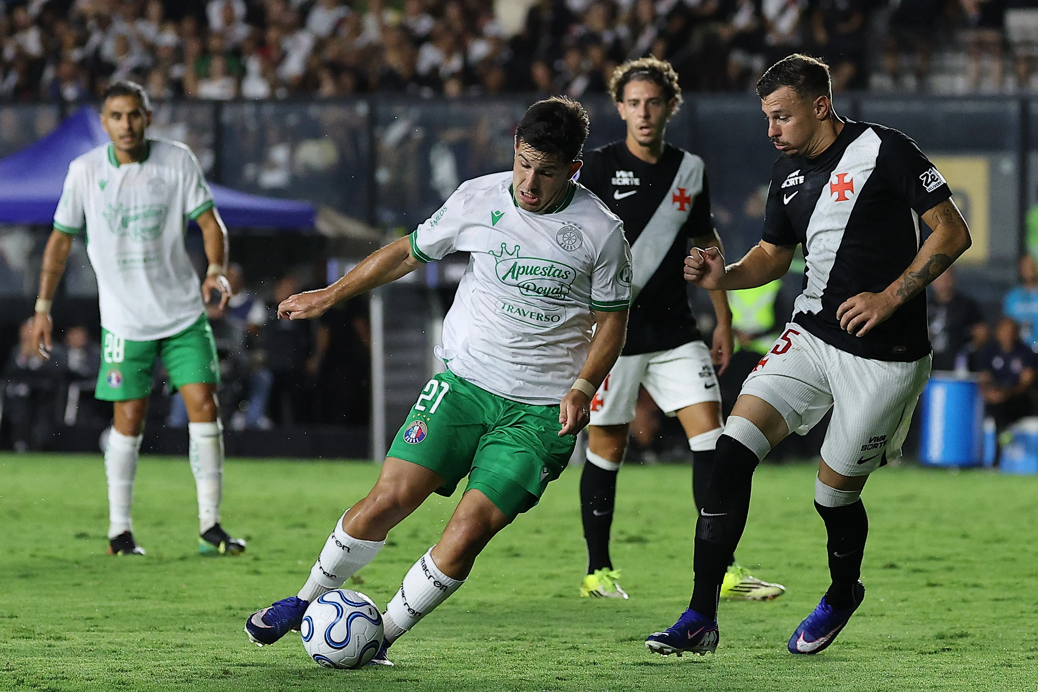 Giovani Chiaverano e Hugo Moura disputam bola. (Photo by Wagner Meier/Getty Images)