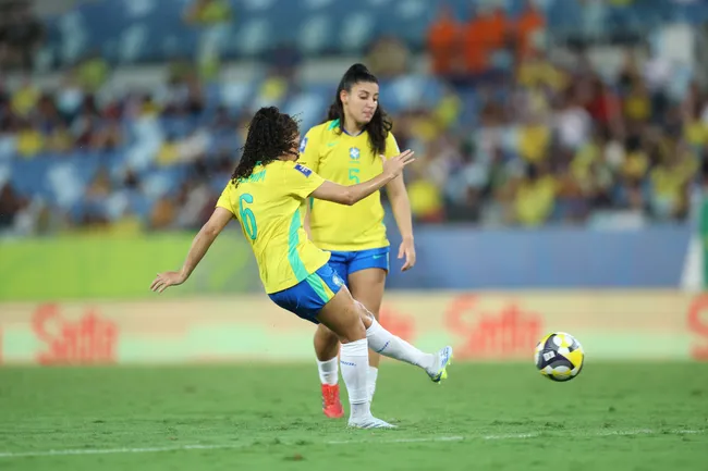 Yasmin cobrando a falta que abriu o placar para a Seleção Feminina - Foto: Lívia Villas Boas/Staff Images Women/CBF