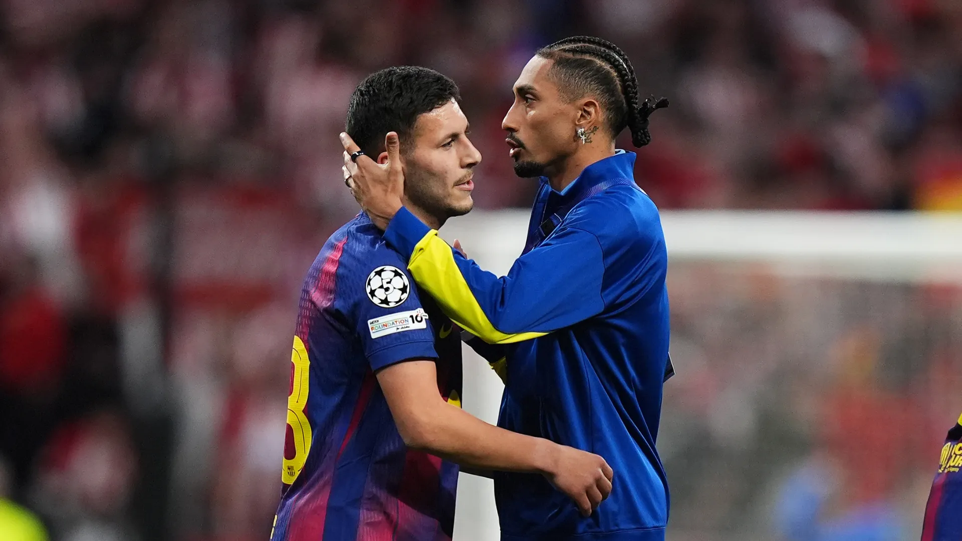 Raphinha triste com a eliminação do Barcelona